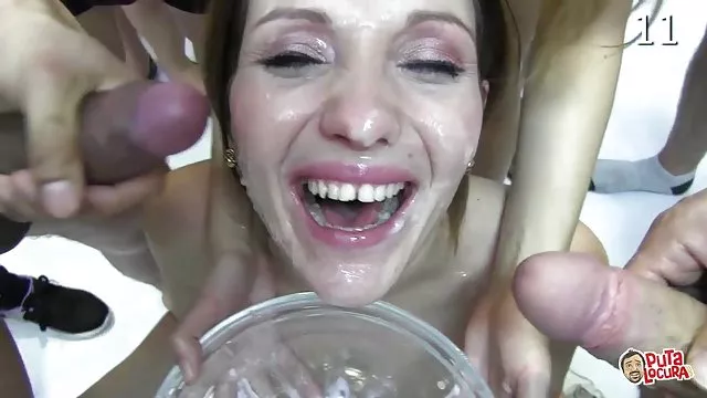 Porno kaydı Sarışın bebek seksi siyah iç çamaşırı giymek araplar seks filmi olduğunu gösterir